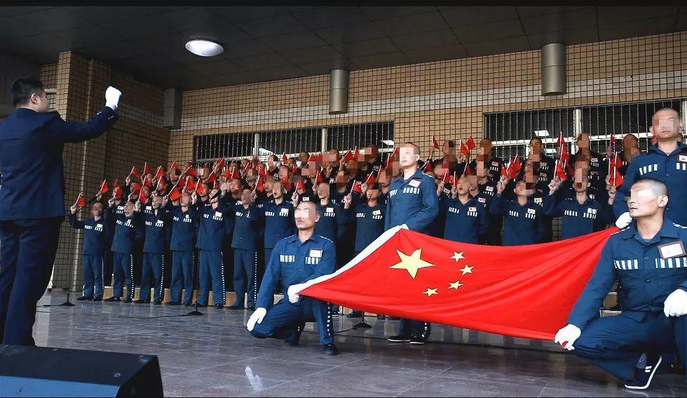 哈尔滨小冻梨抵达成都,与“小熊猫”相拥、互换礼物
